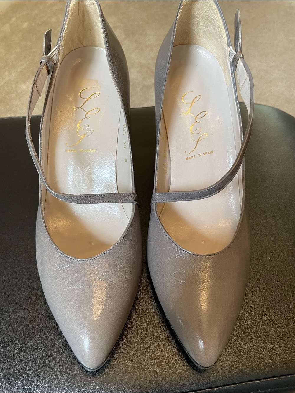 Vintage pair of beautiful Roberto Ley high end leather pumps from Spain in grey.